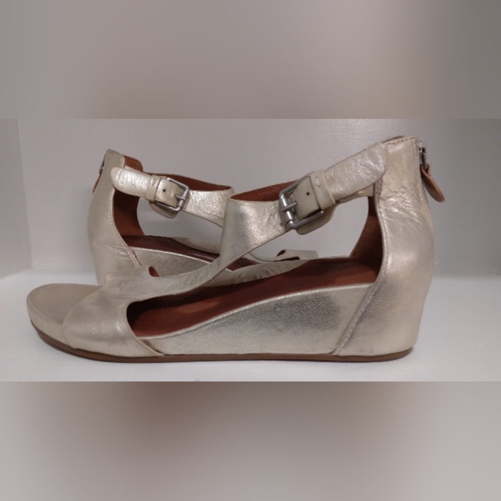 Gentle Souls by Kenneth Cole Womens Gisele Gold Wedge Sandals Shoes
